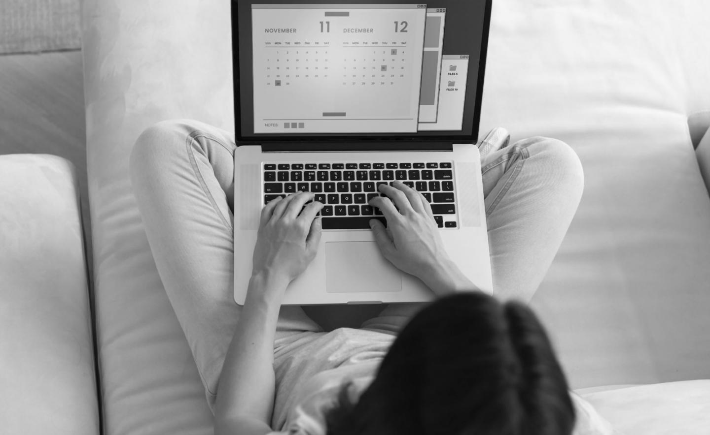 Équipe travaillant sur le développement de modules financiers